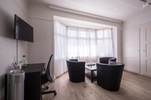 TV a/nebo společenská místnost v ubytování Max Aviation Villa & Apartments