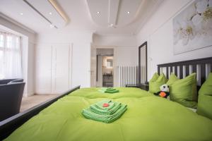 Postel nebo postele na pokoji v ubytování Max Aviation Villa & Apartments