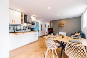 Kuchyň nebo kuchyňský kout v ubytování Le Lumineux 3 chambres-Parking-Centre