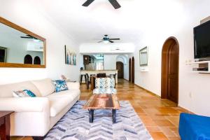阿文图拉斯港Dina | 2BR | Condo | Puerto Aventuras的客厅里有一张沙发和一张桌子。
