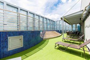 巴西利亚Vision Hotel em Brasília 84573的游轮上带桌椅的阳台