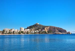 una isla en medio de un gran cuerpo de agua en Avenida Principal con Aire Acondicionado, Wifi y Parking - by Aloha Palma, en Águilas