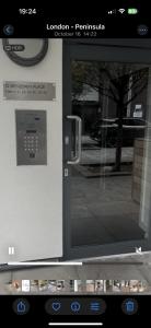 Un primer plano de la puerta de un microondas con una ventana. en One Bedroom Apartment in Greenwich Peninsula, en Moffat