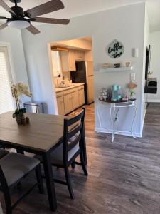 Kuchyň nebo kuchyňský kout v ubytování Cozy small ranch style house