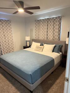 Postel nebo postele na pokoji v ubytování Cozy small ranch style house