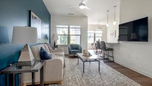 TV a/nebo společenská místnost v ubytování Landing Apartments - Melbourne Duran East