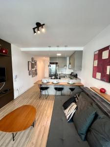 a living room with a couch and a kitchen at LK Funcionários 1 in Belo Horizonte
