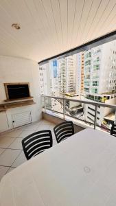 Balkón nebo terasa v ubytování Apto à 100m a pé da praia central