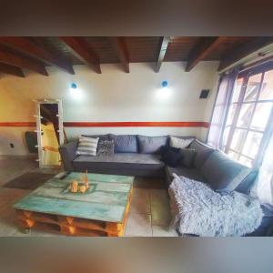 a living room with a couch and a coffee table at Ushuaia Magnifica, amplia cabaña con balcon in Ushuaia