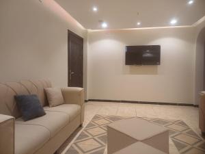 Μια τηλεόραση ή/και κέντρο ψυχαγωγίας στο فندق الأمل العربية