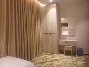 Ένα ή περισσότερα κρεβάτια σε δωμάτιο στο فندق الأمل العربية