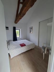 ein Schlafzimmer mit einem Bett und einem Fenster in der Unterkunft La halte caladoise in Gleizé