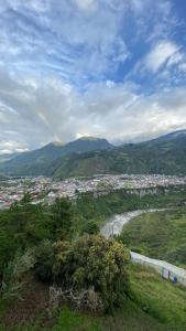 Blick auf eine Stadt mit Regenbogen am Himmel in der Unterkunft Freestyle House Hostel in Lligua + 37 Fotos