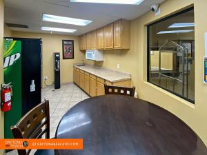 ein Esszimmer mit Tisch und eine Küche in der Unterkunft Amazing Studio Steps Away From The Atlantic Ocean! in Daytona Beach