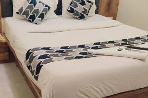 Postel nebo postele na pokoji v ubytování Hotel Suite inn Residency Near Kokilaben Dhirubhai Ambani Hospital Andheri West Mumbai