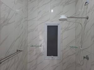 a shower with a mirror in a bathroom at Villaggio di Assisi in São Sebastião +68 photos