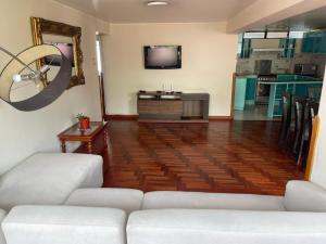 Μια τηλεόραση ή/και κέντρο ψυχαγωγίας στο Departamento full amoblado centro de Cusco +2 φωτογραφίες