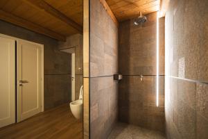 uma casa de banho com um lavatório e um WC num quarto em Agriturismo Dai Dellerba em Pinerolo