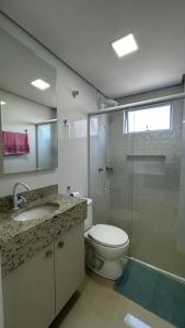 un bagno con wc, lavandino e doccia di Apartamento 501 Brisa do Sol a Piratuba Altre 8 foto