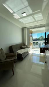 un ampio soggiorno con divano e pianoforte di Apartamento 501 Brisa do Sol a Piratuba