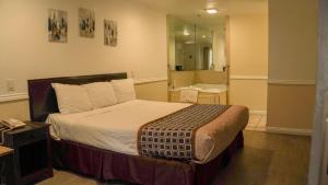 a bedroom with a bed and a bathroom at Country Inn Ontario in Ontario +16 photos