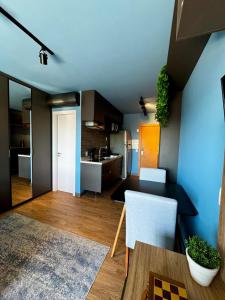 a living room with a table and a kitchen at LIV apto 1211 - Loft novo com vista in Porto Alegre