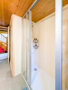 ein Badezimmer mit einer Glasdusche in einem Haus in der Unterkunft Appt dans chalet en pleine nature aux Mosses in Les Mosses