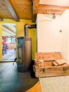 einen Herd in einem Zimmer mit einer Holzkiste in der Unterkunft Appt dans chalet en pleine nature aux Mosses in Les Mosses + 39 Fotos