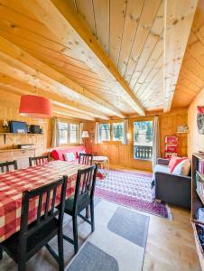 ein Esszimmer und ein Wohnzimmer mit Tisch und Stühlen in der Unterkunft Appt dans chalet en pleine nature aux Mosses in Les Mosses