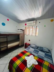 um quarto com uma cama com toalhas em Casa Kuki's em Pipa