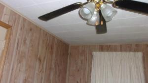 Cette chambre dispose d'un ventilateur de plafond et de lambris. dans l'établissement NiceShortStayMassena, à Massena