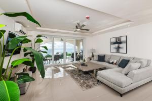 Χώρος καθιστικού στο Brand New Ocean View Condo Overlooking Tamarindo