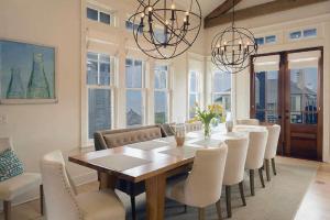 Un comedor con mesa y sillas en Luxurious Four Bedroom Beach Home with Gulf Views, en Rosemary Beach