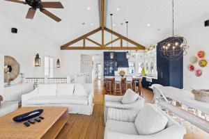 sala de estar con muebles blancos y cocina en Luxurious Four Bedroom Beach Home with Gulf Views, en Rosemary Beach