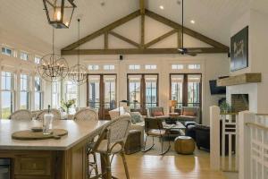 cocina y sala de estar con sillas y mesa en Luxurious Four Bedroom Beach Home with Gulf Views, en Rosemary Beach