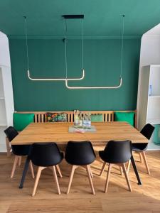 een eetkamer met een houten tafel en zwarte stoelen bij Bergtraum Schwimmbad, Sauna, Familienbett, Kinderbett, 2 Bäder in Bad Harzburg +12 foto's