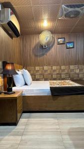 a bedroom with a large bed in a boat at Baoo Jee Hotel Islamabad in Rawalpindi