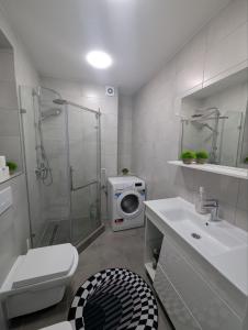 Ένα μπάνιο στο Business Luxury Apartment at Ismail Book 10 nights and get 1 free