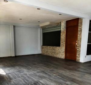 サルティーヨにあるHabitacion Mapleの薄型テレビと壁がある広い部屋 +2枚の写真