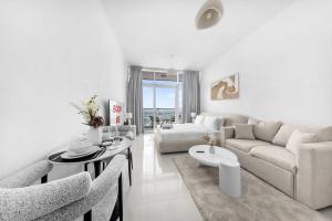 Χώρος καθιστικού στο Stayshort - Damac Hills sleeps 2 near Golf Courses