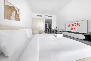 Ένα ή περισσότερα κρεβάτια σε δωμάτιο στο Stayshort - Damac Hills sleeps 2 near Golf Courses