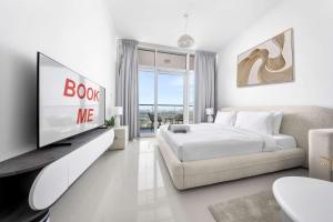 Ένα ή περισσότερα κρεβάτια σε δωμάτιο στο Stayshort - Damac Hills sleeps 2 near Golf Courses