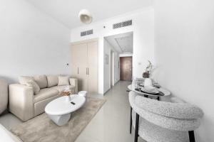 Χώρος καθιστικού στο Stayshort - Damac Hills sleeps 2 near Golf Courses +14 φωτογραφίες