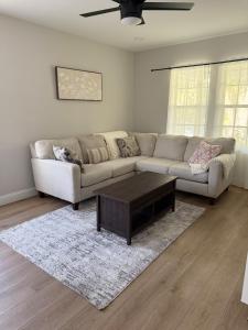 een woonkamer met een bank en een salontafel bij Casa Nova St Augustine in St. Augustine