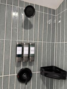 een tegelmuur met daarop twee flessen haarproducten bij Casa Nova St Augustine in St. Augustine