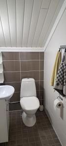 Phòng tắm tại Log cottage by the lake