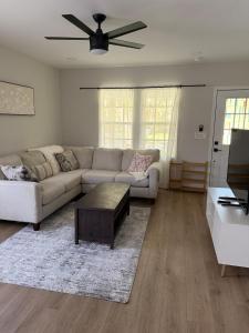 セント・オーガスティンにあるCasa Nova St Augustineのソファとテーブルのあるリビングルーム