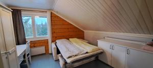 Giường trong phòng chung tại Log cottage by the lake