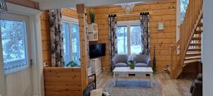 TV/trung tâm giải trí tại Log cottage by the lake