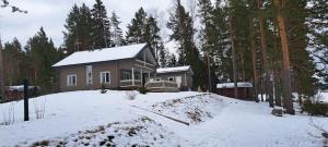 Log cottage by the lake trong mùa đông
